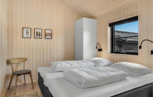 - une chambre avec deux lits blancs et une chaise dans l'établissement Pet Friendly Home In Hjrring With Wifi, à Hjørring