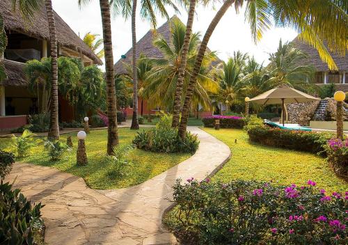 um resort com um jardim com palmeiras e um passadiço em Tembo Court Apartments(2 Bdrm) em Melinde