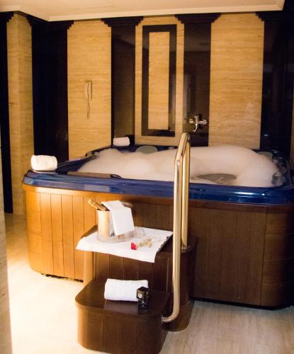 a bath room with a tub and a sink at Hotel Cordoba Center in Córdoba