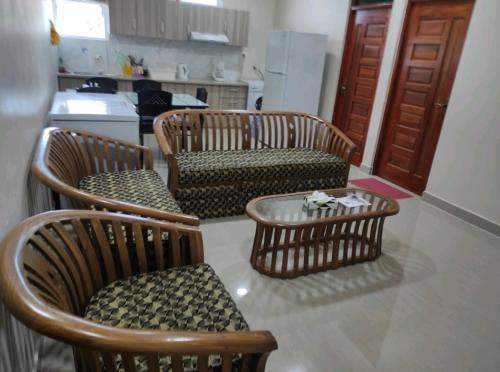 Habitación con 3 sillas, mesa y cocina en Sinaman Naifaru, en Naifaru