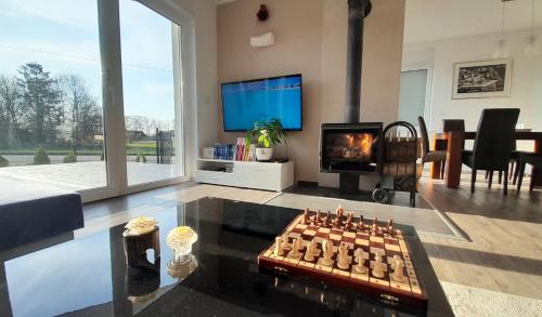 uma sala de estar com lareira e televisão em Villa Aurea em Nowe Warpno