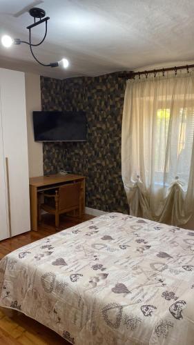 sypialnia z łóżkiem, biurkiem i oknem w obiekcie Semplicità ,Relax w mieście Pinerolo