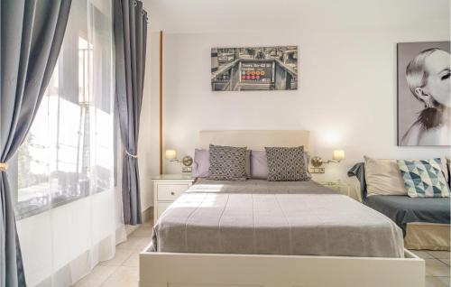 1 dormitorio con cama y ventana en Gorgeous Apartment In Torremolinos With Kitchen, en Torremolinos
