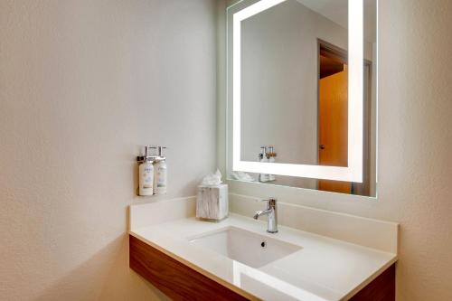 uma casa de banho com um lavatório e um espelho em Holiday Inn Express I-95 Capitol Beltway - Largo, an IHG Hotel em Largo