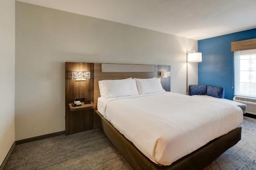 ラルゴにあるHoliday Inn Express I-95 Capitol Beltway - Largo, an IHG Hotelの大きなベッドと窓が備わるホテルルームです。