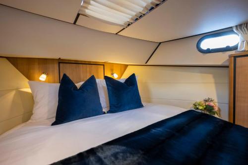 1 dormitorio con 1 cama grande con almohadas azules en Knightsdream - Unforgettable 2 Night Stay en Henley on Thames