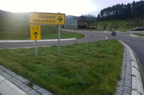 a street sign on the side of a road at Wohnung am Fuße des Schwarzwalds in Oberkirch
