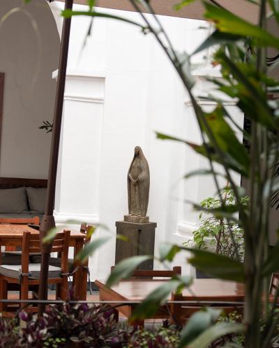 a statue of a head sitting on a table at Hotel Catedral in Cuernavaca