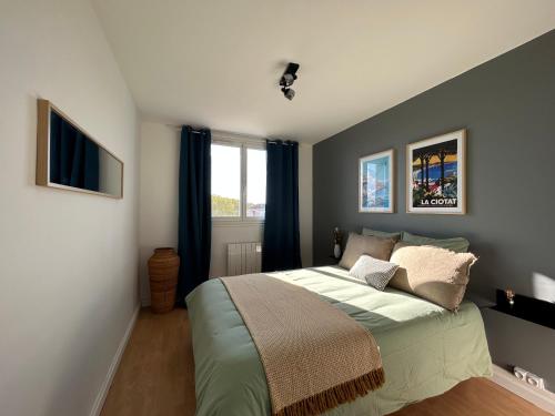 une chambre avec un lit et une fenêtre dans l'établissement Air Arcade - 1 à 6 personnes, à Colomiers