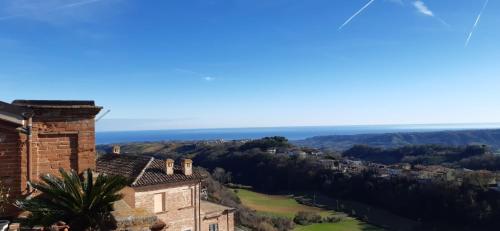 un vecchio edificio con vista sulla città di B&B Leopardi a Montefiore dellʼAso