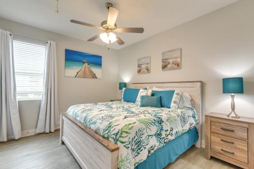 Katil atau katil-katil dalam bilik di Luxe Home with Deck in Crystal Beach!