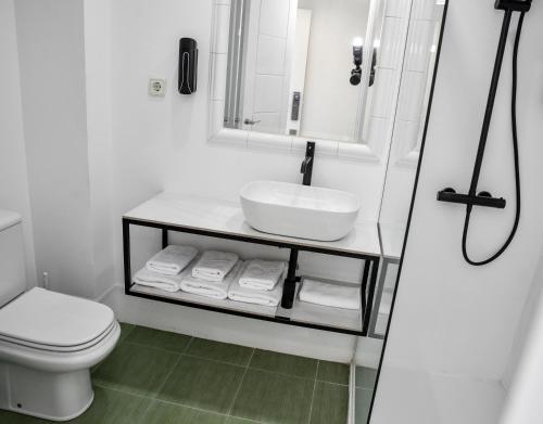 A bathroom at Hotel Chips Ferrol