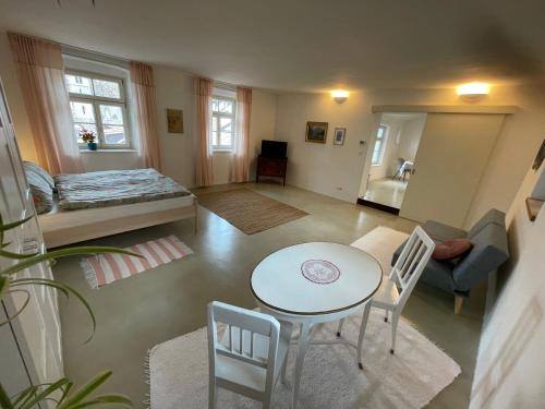 - un salon avec une table et un canapé dans l'établissement Lauben Suite Old Town Bolzano, à Bolzano