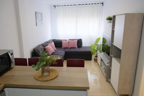 ein Wohnzimmer mit einem Sofa und einem Tisch in der Unterkunft EDEN RENTALS Rincón Cozy in Taco