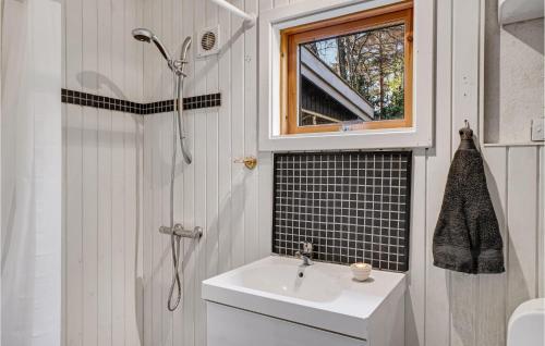 Koupelna v ubytování Lovely Home In Frederiksvrk With Kitchen