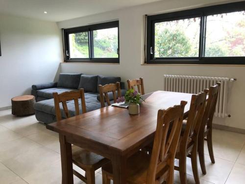 un salon avec une table en bois et un canapé dans l'établissement Maison Bertrand, à Saint-Marcellin