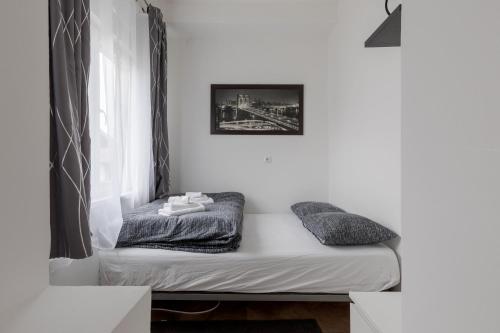 En eller flere senge i et værelse på Central Studio with private parking