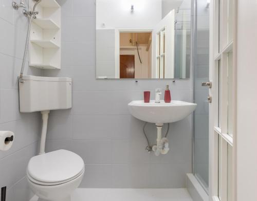 Et badeværelse på Central Studio with private parking