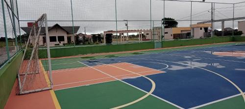 a basketball court with a net on top of it at Casa espaçosa churrasqueira Wi-Fi há 2km do centro in Bananeiras