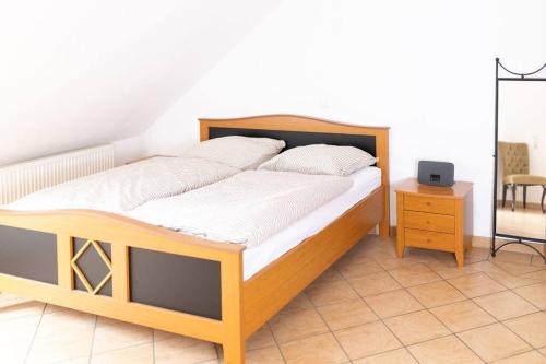 1 dormitorio con 1 cama grande con marco de madera en Ferienhof in Weeze-Wemb en Weeze