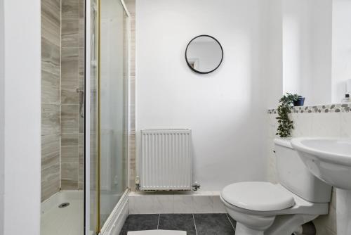 y baño con aseo, lavabo y ducha. en 3 Bedroom, 2 Bathroom Apartment with Sky TV, Free WiFi & Parking in Milton Keynes by HP Accommodation en Milton Keynes