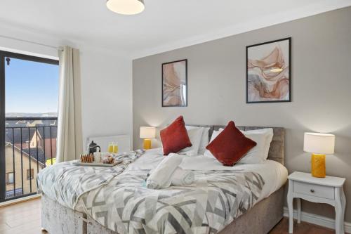 En eller flere senge i et værelse på 3 Bedroom, 2 Bathroom Apartment with Sky TV, Free WiFi & Parking in Milton Keynes by HP Accommodation