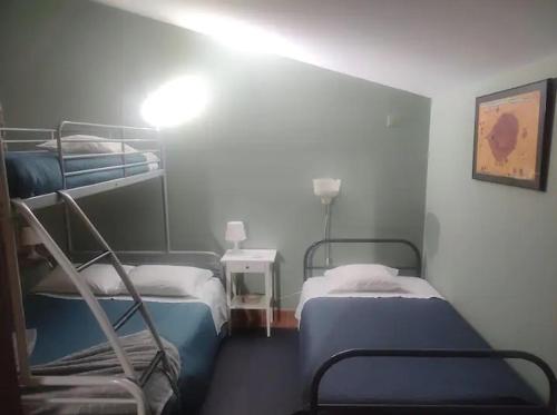 Cette chambre comprend deux lits superposés et une lampe. dans l'établissement Quinta do Borges, à Guarda