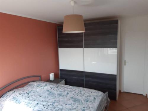 a bedroom with a bed with a black headboard at Logement idéal pour un séjour alsacien en amoureux in Colmar