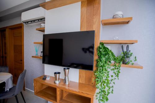 TV a/nebo společenská místnost v ubytování Stylish City Condo W- Pool Gym Panoramic Views