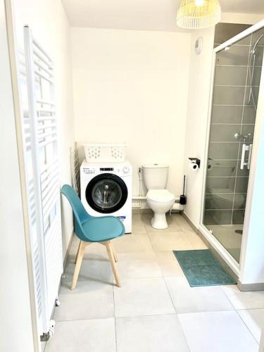La salle de bains est pourvue d'un lave-linge et d'une chaise bleue. dans l'établissement La Plagerie Front de Mer, à Fort-Mahon-Plage