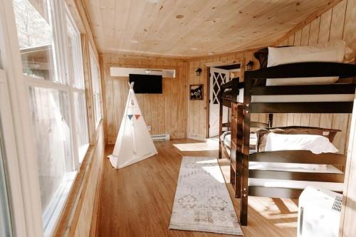 um quarto com um beliche e uma tenda de jogos em Cabin with Treehouse Views, 3 King Beds, 4 Bunks, and Large Hot Tub! em Gatlinburg