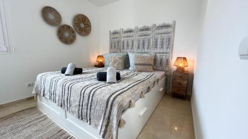 Postel nebo postele na pokoji v ubytování Casa Schaefer - Wunderschönes Haus mit Pool in der Nähe von Palma