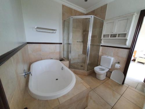 une salle de bain avec douche et toilettes dans l'établissement JV guesthouse, à Durban