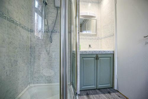 een badkamer met een douche met een blauwe deur bij Two Bedroom Bungalow in Milton Keynes with SKY TV, Free WiFi & Parking by HP Accommodation in Milton Keynes
