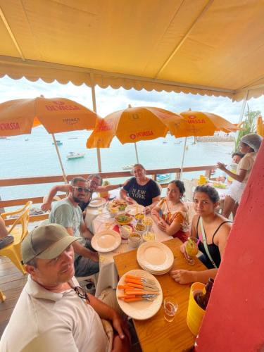 um grupo de pessoas sentadas em torno de uma mesa em um barco em Solcity Hostel em Salvador