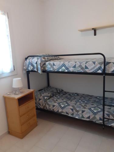 Двох'ярусне ліжко або двоярусні ліжка в номері Appartamento in residence signorile