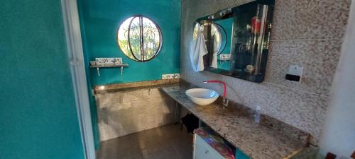 bagno con lavandino e specchio di Casa da Floresta Pico da Águia a Parati