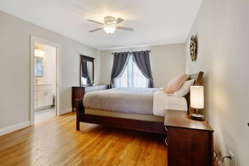 1 dormitorio con 1 cama y ventilador de techo en Charming DT 3-Bed Bungalow with Fenced-in Yard en Raleigh