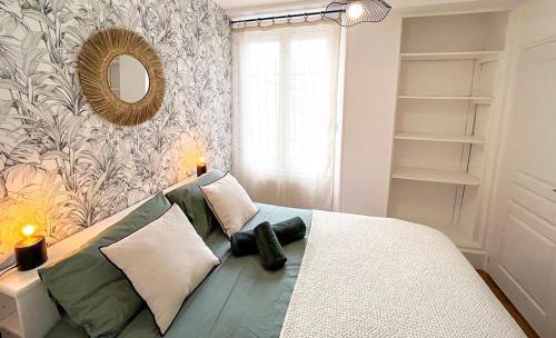 a bedroom with a large bed with a mirror at Le Petit Martial - coeur de ville,refait à neuf,tout équipé, parking in Châteauroux