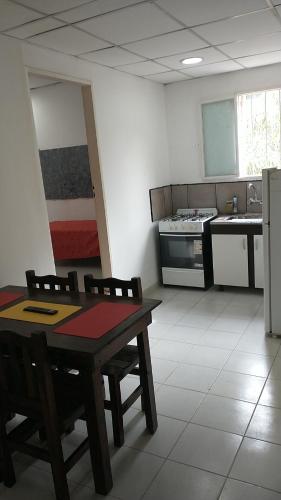 een keuken met een tafel en stoelen in een kamer bij Los Cardones - Ruta40 in Chilecito