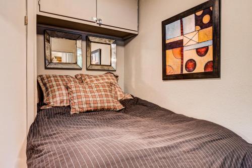 um quarto com uma cama com dois espelhos na parede em Kings Run Romance em Tahoe Vista