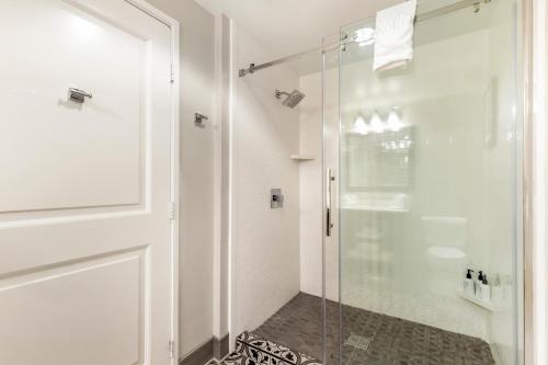 W łazience znajduje się prysznic ze szklanymi drzwiami. w obiekcie Hotel Gibbs Downtown Riverwalk w mieście San Antonio