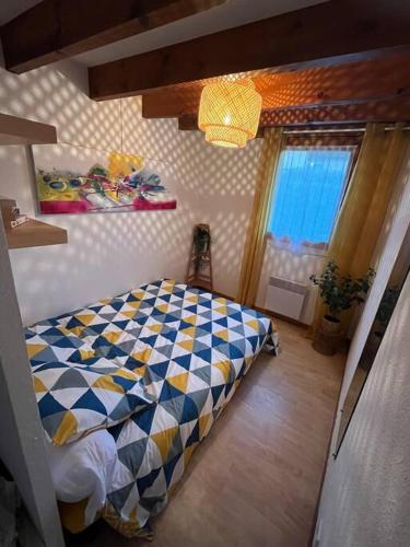 - une chambre avec un lit à damiers dans l'établissement Maison 400m plage, à Mimizan