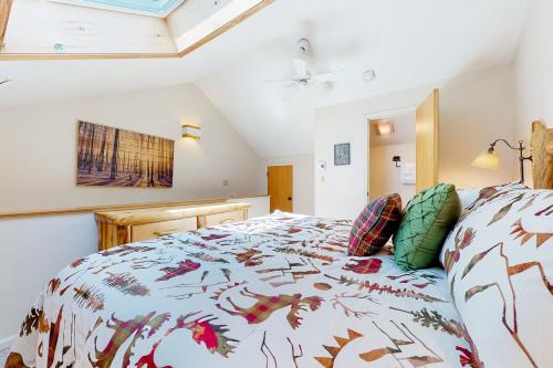 バートレットにあるNordic Wilderness Lodgeのベッドルーム1室(ベッド1台、掛け布団、枕付)