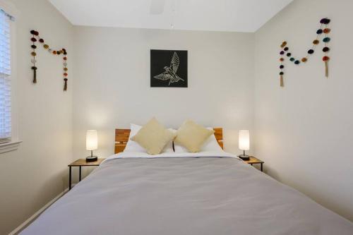 Postel nebo postele na pokoji v ubytování Cozy 3 Bedroom Cottage with Huge Fenced-In Yard