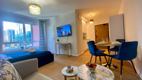 Televízia a/alebo spoločenská miestnosť v ubytovaní Apartament Long Island Gdańsk