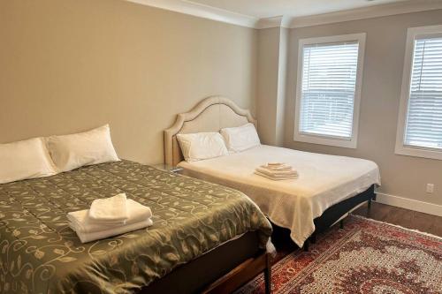 ein kleines Schlafzimmer mit einem Bett und einem Fenster in der Unterkunft 7 Min from Broadway! 3 Bed 2.5 Bath (Sleeps 10+) in Nashville