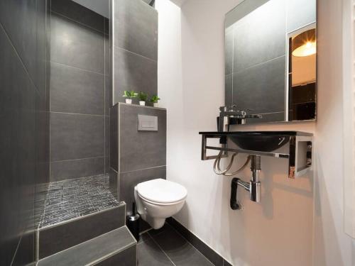 a bathroom with a toilet and a sink at *Appartement climatisé au cœur du vieux port* in Marseille