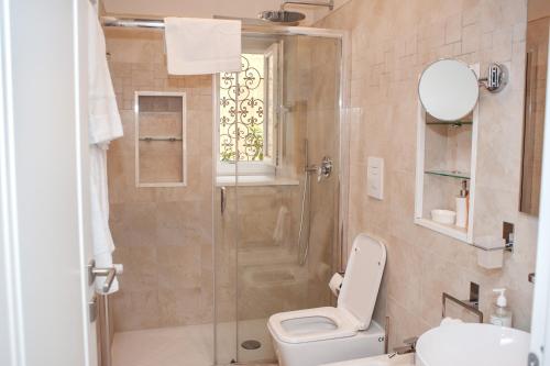 y baño con ducha, aseo y lavamanos. en SCIPIO92HOME, en Roma