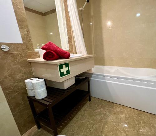 bagno con lavandino, vasca e servizi igienici di Beach & Sea Apt, Fast WIFI, Airco, Private Parking and Pool a Portimão